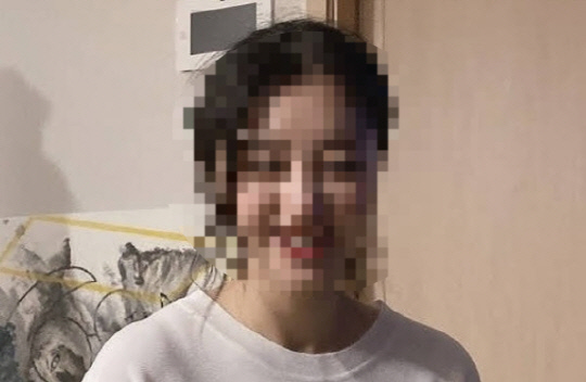 유흥업소 여실장과 함께 배우 고(故) 이선균을 협박해 5000만원을 뜯어낸 혐의로 구속된 20대 여성. [유튜브 카라큘라 범죄연구소 캡처]